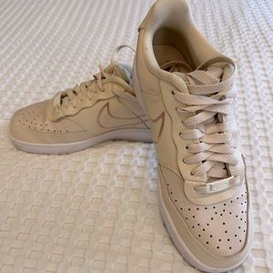 NIKE WOMENS COURT VISION LOW SNEAKER - OFF WHITE 7.5